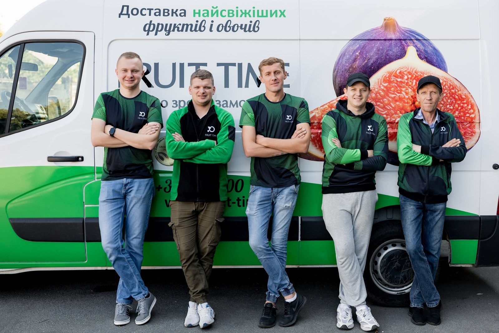 Команда FRUIT TIME на фоні автомобіля доставки
