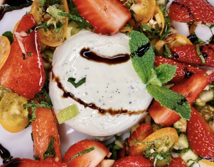 Панакота з полуничним салатом