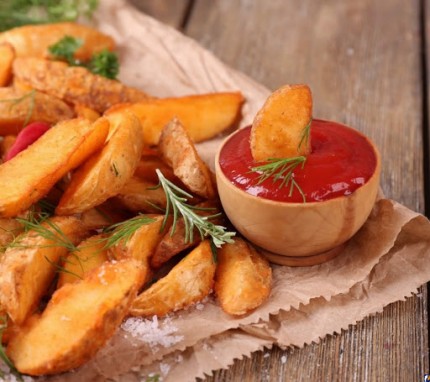 Пряные ломтики картофеля с соусом чили